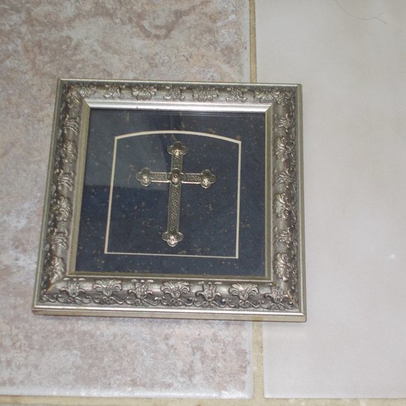Gorgeous mounted cross, matted & framed, approximately 6 3/4"x6 3/4" - Picture 2 of 3